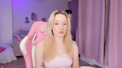 Snapshot of tiffy_fox chatting on December 15, 2025, 3:00 am Tiffany online show from December 15, 2025, 3:00 am