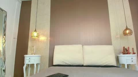 T I F F A N Y online show from November 1, 2025, 7:49 pm