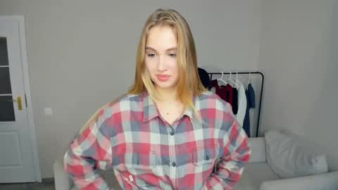 Snapshot of tilliecristello chatting on November 9, 2025, 8:45 am Elizabeth Elize online show from November 9, 2025, 8:45 am