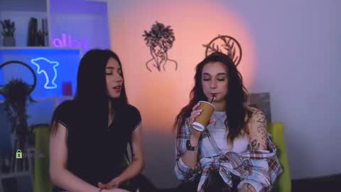 tina_golden online show from March 19, 2026, 2:43 pm