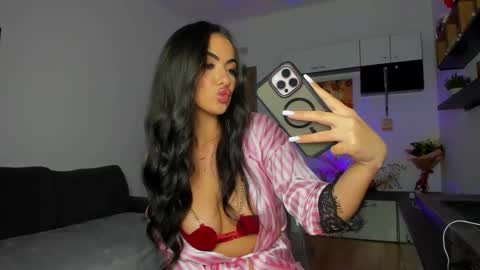 Snapshot of tina_kart3r chatting on December 15, 2025, 10:58 pm Andreea online show from December 15, 2025, 10:58 pm