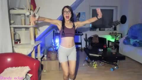 Snapshot of tiny_williams chatting on October 13, 2025, 8:09 pm Tiny online show from October 13, 2025, 8:09 pm