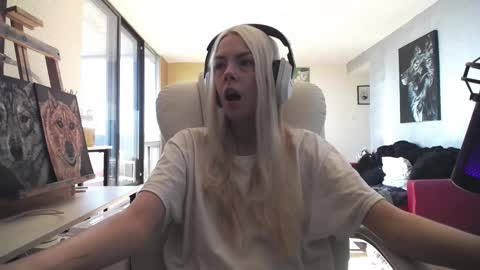 stage Kylie Sinner  brand CLITBAIT online show from October 11, 2025, 6:28 pm