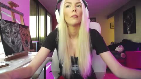 stage Kylie Sinner  brand CLITBAIT online show from October 24, 2025, 9:33 pm