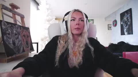 stage Kylie Sinner  brand CLITBAIT online show from November 8, 2025, 7:12 pm