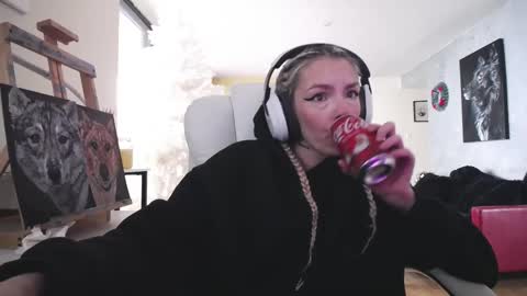 stage Kylie Sinner  brand CLITBAIT online show from November 10, 2025, 7:02 pm