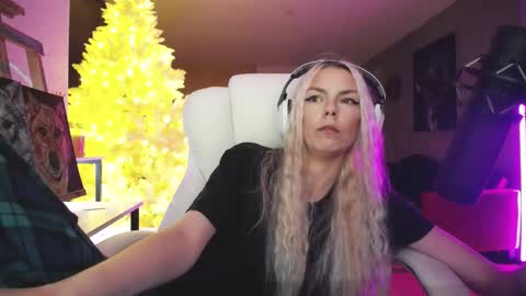 stage Kylie Sinner  brand CLITBAIT online show from November 13, 2025, 10:25 am