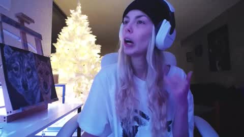 stage Kylie Sinner  brand CLITBAIT online show from November 17, 2025, 10:04 pm