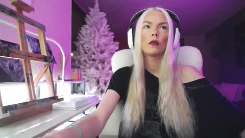 stage Kylie Sinner  brand CLITBAIT online show from December 2, 2025, 7:36 am