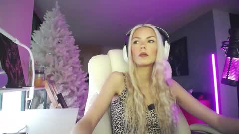 stage Kylie Sinner  brand CLITBAIT online show from February 4, 2026, 9:31 pm
