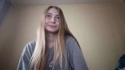 Hi Im Carry 18 years old online show from November 11, 2025, 6:35 am