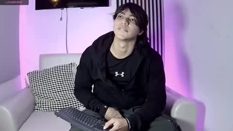 Snapshot of toji_lee chatting on November 6, 2025, 12:55 am toji lee online show from November 6, 2025, 12:55 am