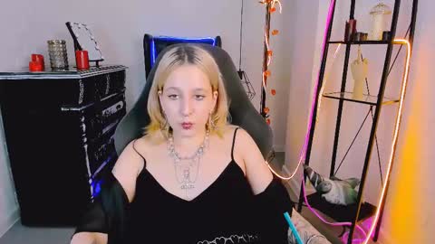 Snapshot of tollimoll chatting on December 6, 2024, 3:22 pm Tolli Moll online show from December 6, 2024, 3:22 pm