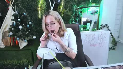 Snapshot of tollimoll chatting on December 19, 2024, 1:18 pm Tolli Moll online show from December 19, 2024, 1:18 pm