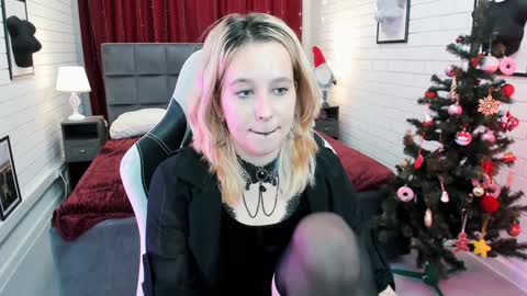 Snapshot of tollimoll chatting on January 1, 2025, 11:27 am Tolli Moll online show from January 1, 2025, 11:27 am