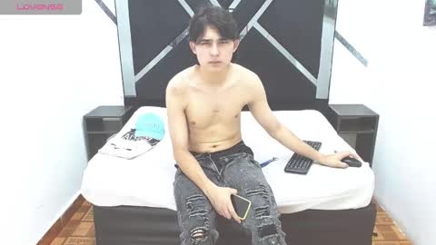 tom_0002 online show from November 1, 2025, 8:11 pm