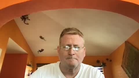Hola online show from March 11, 2025, 9:15 pm