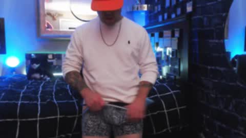 Snapshot of tommy_knuckles chatting on November 14, 2025, 2:43 am Tommy online show from November 14, 2025, 2:43 am