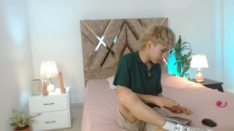 Snapshot of tommyfoxboy chatting on December 4, 2024, 12:25 pm Tommy Foxboy online show from December 4, 2024, 12:25 pm