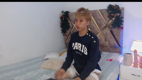 Snapshot of tommyfoxboy chatting on December 24, 2024, 2:22 pm Tommy Foxboy online show from December 24, 2024, 2:22 pm