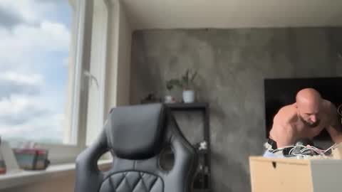 Snapshot of tommyx01 chatting on June 2, 2026, 12:07 pm Thomas Fit online show from June 2, 2026, 12:07 pm