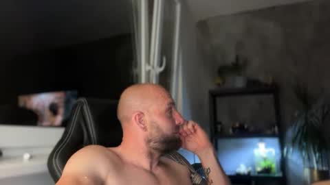 Snapshot of tommyx01 chatting on June 5, 2026, 9:20 pm Thomas Fit online show from June 5, 2026, 9:20 pm