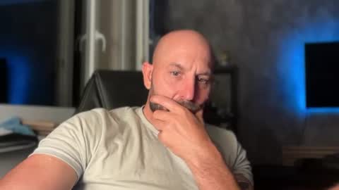 Snapshot of tommyx01 chatting on July 8, 2026, 9:41 pm Thomas Fit online show from July 8, 2026, 9:41 pm