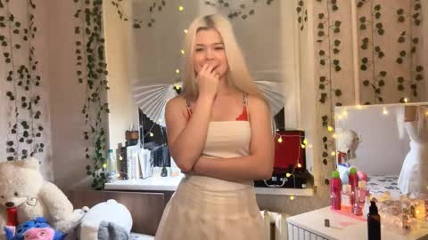 Lina online show from November 29, 2025, 12:52 pm