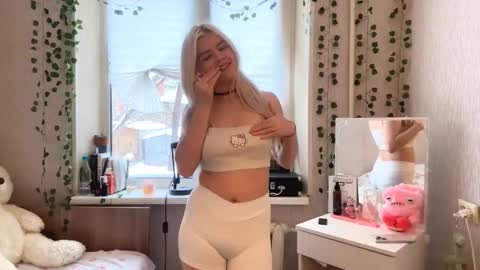 Lina online show from December 17, 2025, 10:21 am