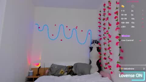 Snapshot of traharaaa chatting on October 25, 2025, 12:02 pm Ariana and Erik online show from October 25, 2025, 12:02 pm