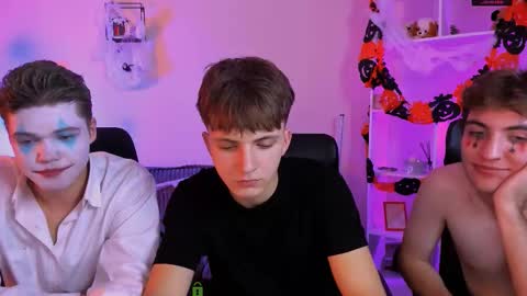 Snapshot of travis_wolf_ chatting on October 31, 2025, 9:27 pm Travis online show from October 31, 2025, 9:27 pm