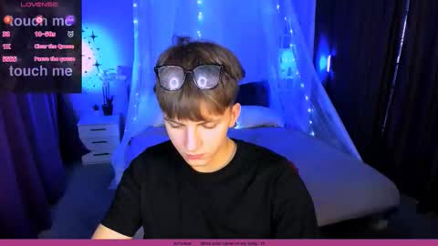 Snapshot of travis_wolf_ chatting on November 8, 2025, 9:13 pm Travis online show from November 8, 2025, 9:13 pm