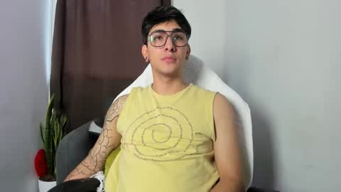 Snapshot of trebol_lynn chatting on December 16, 2025, 6:57 pm Trebol Lynn online show from December 16, 2025, 6:57 pm