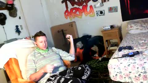 trillnonymau5 online show from December 25, 2024, 6:09 pm