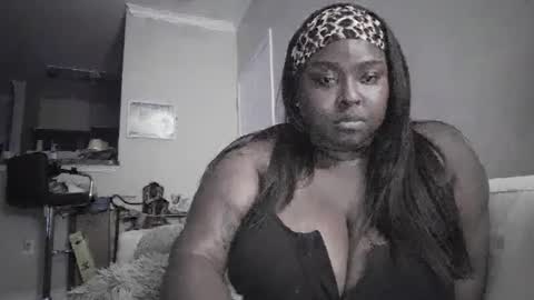 Snapshot of tsunamiiibee chatting on October 8, 2025, 8:17 pm tsunamiiibee online show from October 8, 2025, 8:17 pm