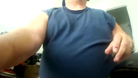 Snapshot of two_wheels_two_balls chatting on May 28, 2026, 7:00 pm two_wheels_two_balls online show from May 28, 2026, 7:00 pm