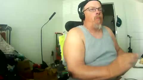 Snapshot of two_wheels_two_balls chatting on August 4, 2026, 7:05 pm two_wheels_two_balls online show from August 4, 2026, 7:05 pm