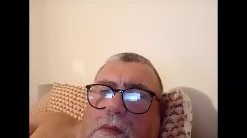 Snapshot of twohats2810 chatting on December 5, 2025, 6:59 pm twohats2810 online show from December 5, 2025, 6:59 pm