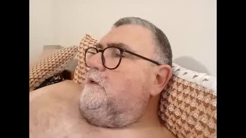 Snapshot of twohats2810 chatting on December 17, 2025, 7:09 pm twohats2810 online show from December 17, 2025, 7:09 pm