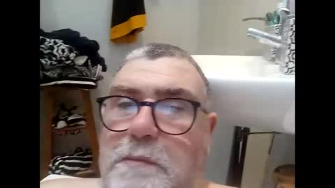 Snapshot of twohats2810 chatting on January 9, 2026, 7:37 pm twohats2810 online show from January 9, 2026, 7:37 pm