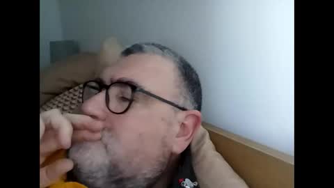 Snapshot of twohats2810 chatting on January 17, 2026, 2:33 pm twohats2810 online show from January 17, 2026, 2:33 pm