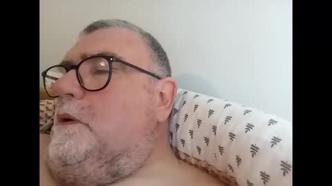 Snapshot of twohats2810 chatting on April 9, 2026, 9:36 am twohats2810 online show from April 9, 2026, 9:36 am