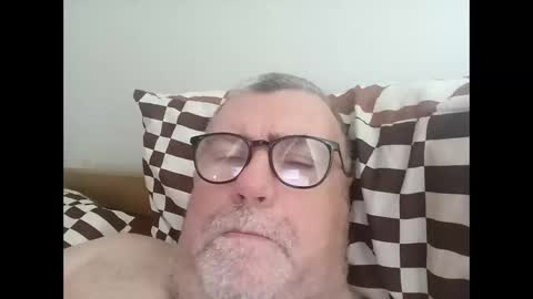 Snapshot of twohats2810 chatting on May 11, 2026, 5:46 am twohats2810 online show from May 11, 2026, 5:46 am