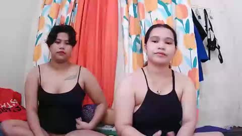 Snapshot of twowetcuties chatting on March 12, 2025, 11:54 pm Lyn and lea online show from March 12, 2025, 11:54 pm