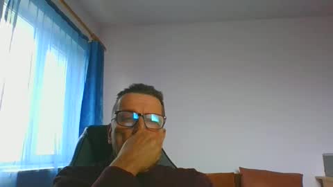 Snapshot of ulmeni4 chatting on December 3, 2024, 9:33 am ulmeni4 online show from December 3, 2024, 9:33 am