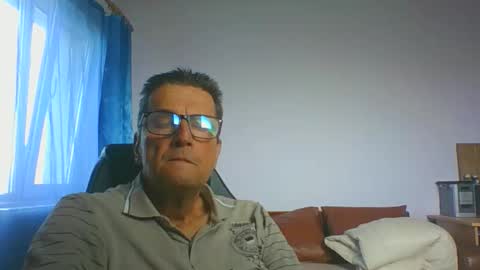 Snapshot of ulmeni4 chatting on October 19, 2025, 8:59 am ulmeni4 online show from October 19, 2025, 8:59 am