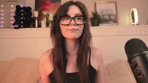 Una  online show from May 17, 2026, 10:11 am