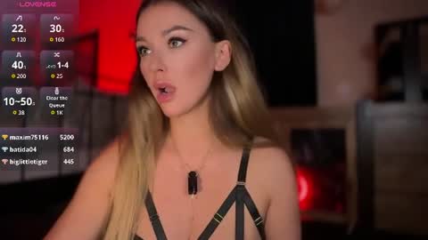 Snapshot of untamed_reina chatting on July 5, 2026, 9:44 pm Untamed Reina Elegant Goddess online show from July 5, 2026, 9:44 pm