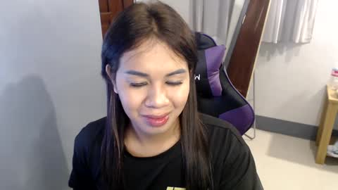 Snapshot of ur_cutiesthotasianxx chatting on December 20, 2024, 12:08 am Vee online show from December 20, 2024, 12:08 am