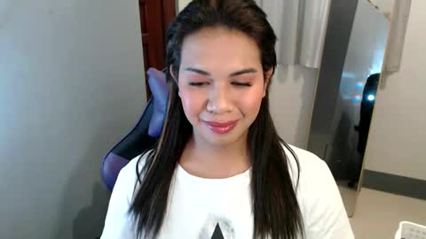 Snapshot of ur_cutiesthotasianxx chatting on January 2, 2025, 12:46 pm Vee online show from January 2, 2025, 12:46 pm